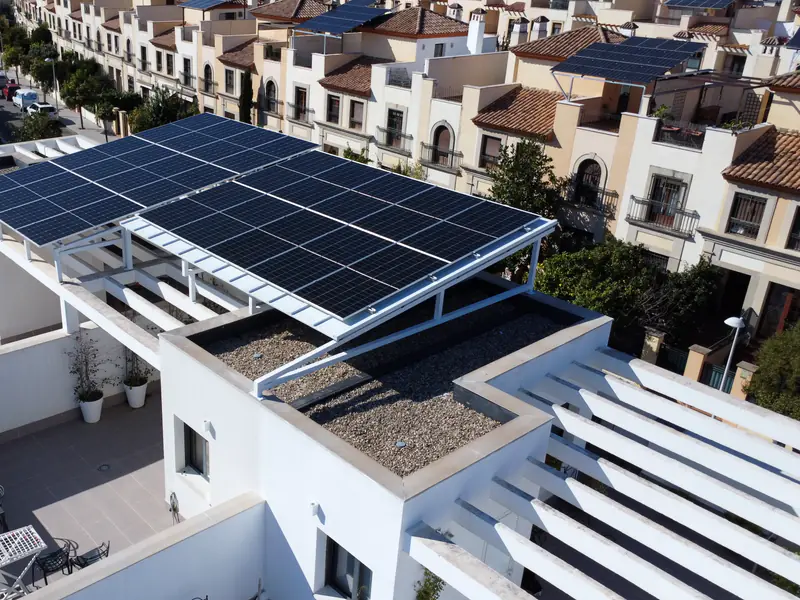 Azotea con pérgola solar instalada por Efitea