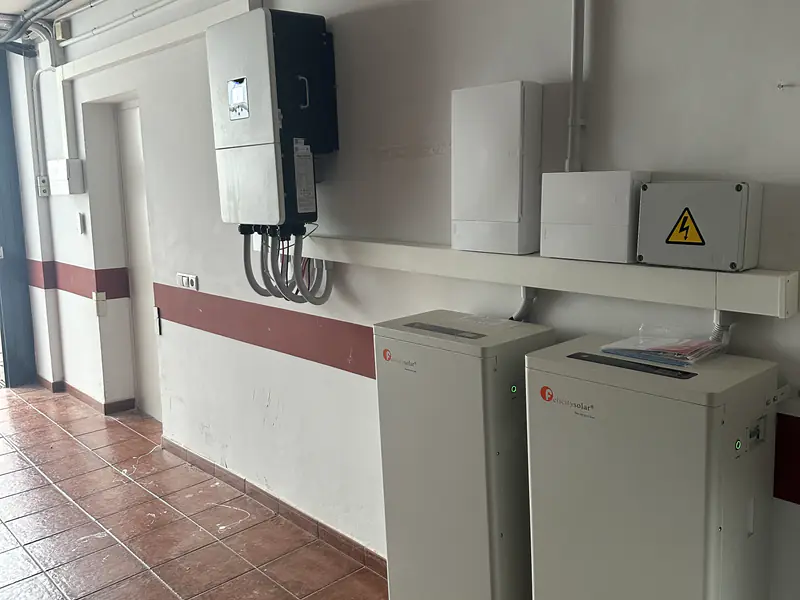 Inversor y dos baterías de litio instalados por Efitea en el pasillo de una vivienda