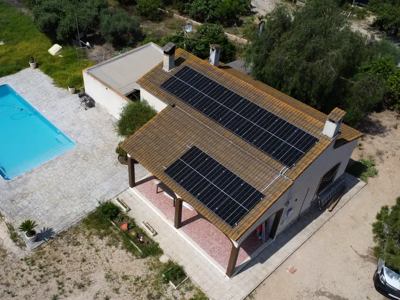 Casa de campo con piscina y placas solares de Efitea en el tejado