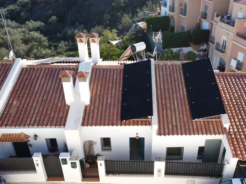 Casas blancas con tejado de teja y paneles solares de Efitea