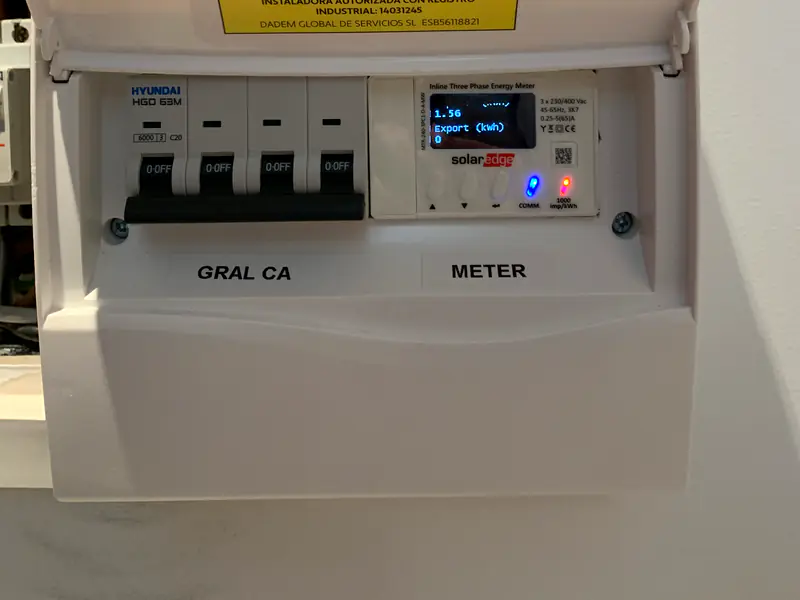 Cuadro eléctrico de una instalación legalizada por Efitea, con su etiqueta de instalación autorizada