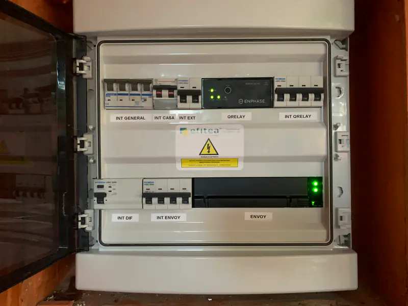 Cuadro de protecciones de una instalación fotovoltaica de Efitea, abierto para revisión
