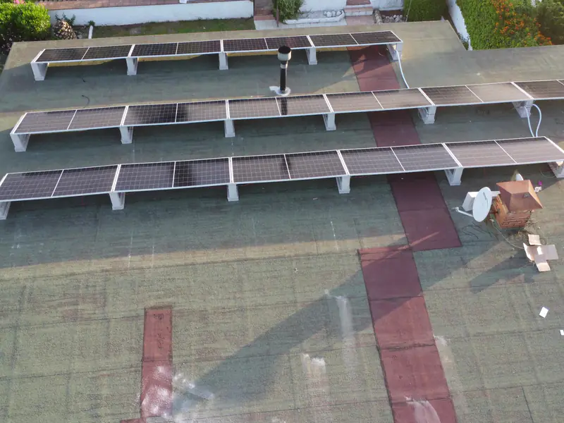 Filas de paneles solares de Efitea sobre la cubierta plana de un edificio industrial