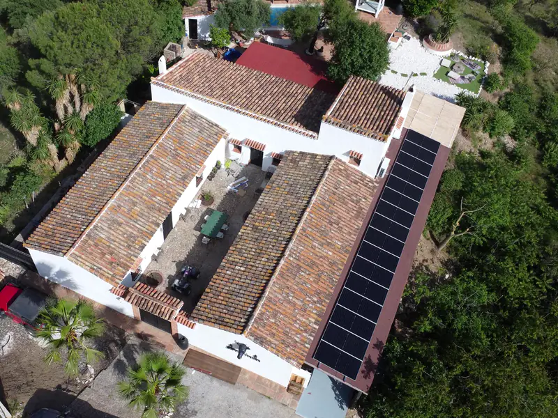 Finca rural con una fila de paneles solares de Efitea en la cubierta