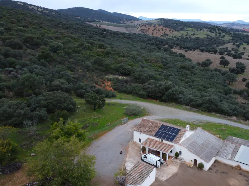 Finca en el campo con instalación solar de Efitea, vista desde el aire
