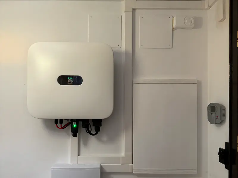Inversor híbrido y batería instalados por Efitea, preparados para gestionar la carga con excedente solar