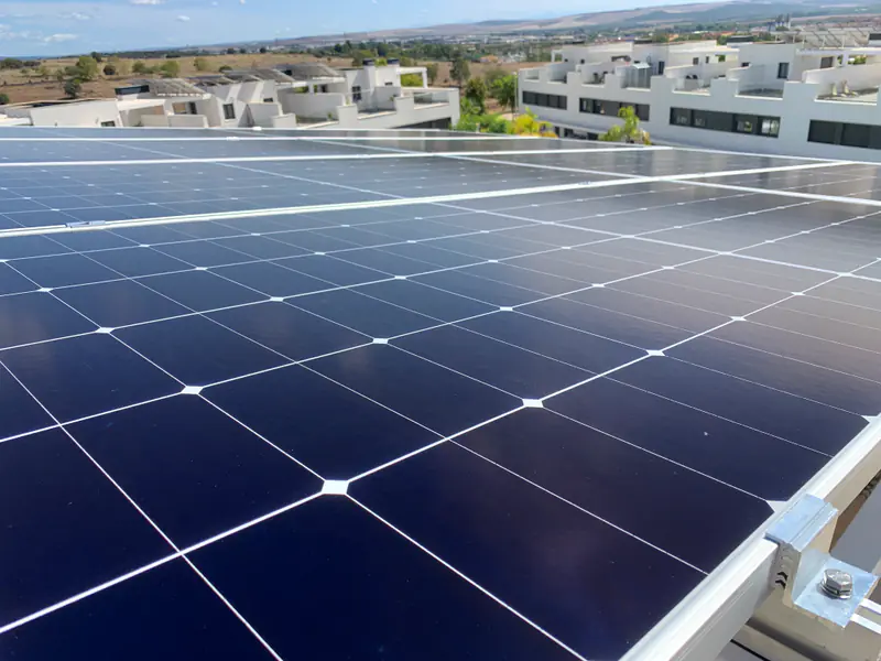 Detalle de paneles solares limpios en una instalación de Efitea