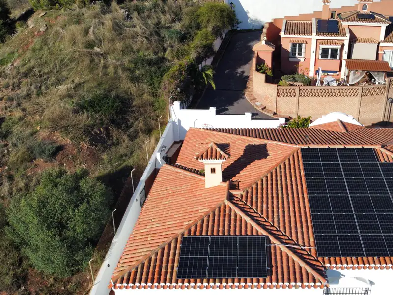 Vivienda con tejado de teja y placas solares de Efitea, vista desde el aire