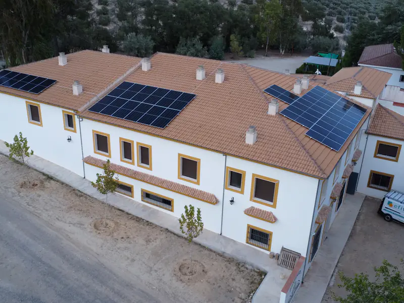 Viviendas de pueblo con placas solares instaladas por Efitea
